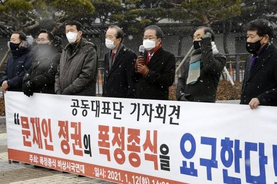 12일 서울 종로구 청와대 앞 분수대 광장에서 열린 문재인 정권 폭정종식 비상시국연대 기자회견에서 공동대표인 홍준표 무소속 의원이 발언하고 있다. 비상시국연대는 "지난 4년간 문재인 정권은 총체적으로 실패했다"며 시국선언문을 통해 "정책실패에 대한 사과, 코로나 방역의 정치적 이용 중단, 임대차보호 3법 즉각폐지, 소득주도성장 포기, 야당과 협상을 통한 원구성, 9.19남북군사합의와 대북전단금지법 즉각 폐기, 검찰개악과 공수처설치 중단, 권력형비리 특검 실시, 탈원전 정책 즉각 폐기" 등을 요구했다. 사진=박범준 기자