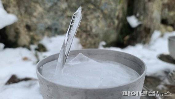 전북 진안 마이산 탑사에 역고드름이 생겨 하늘로 향하고 있다. 사진=마이산 탑사 제공