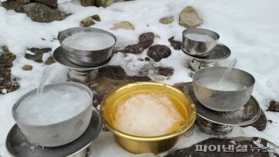 전북 진안군 마이산 탑사 그릇에 역고드름이 생겨 하늘로 향하고 있다. 사진=마이산 탑사 제공