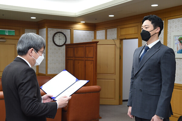 왼쪽부터 김문석 사법연수원장과 조우상 수료생. 사법연수원 제공
