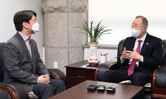 안철수(왼쪽) 국민의당 대표와 반기문 전 유엔 사무총장이 12일 서울 종로구 '보다나은미래를위한 반기문재단'에서 만나 대화를 나누고 있다. 국회사진기자단