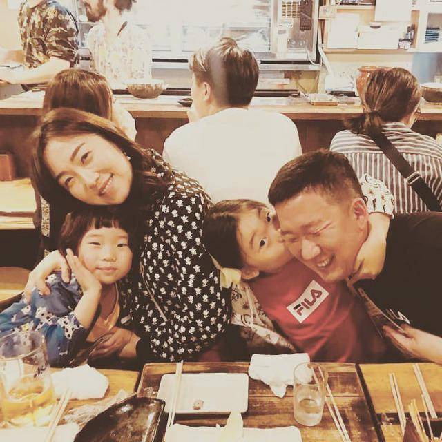 가족들과 함께 단란한 시간을 보내고 있다.