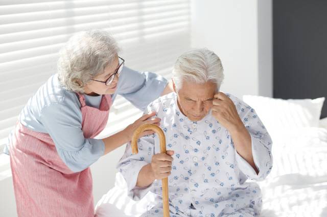 치매 환자 80%가 의료기관에서 생을 마감하는 것으로 나타났다./클립아트코리아