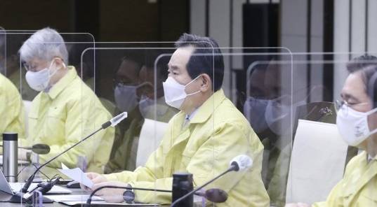 정세균 국무총리(왼쪽에서 두 번째)가 12일 오전 세종시 정부세종청사에서 열린 신종 코로나바이러스 감염증(코로나19) 대응 중앙재난안전대책본부 회의를 주재하며 발언하고 있다. /사진=연합뉴스