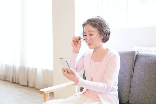 나이가 들어 작은 글씨를 보려고 초점을 맞추다 보면 금방 눈이 침침해진다. 이런 노안을 막기 위해선 정기적으로 안과 검진을 받고 건강기능식품을 섭취하는 것이 좋다. [사진 GettyImages]