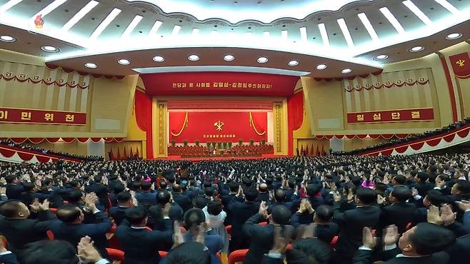 지난 5일 평양 4.25문화회관에서 열린 노동당 제8차 당대회. 김정은 위원장이 입장하자 참석자들이 박수를 치며 환호하고 있다. 역시 마스크는 아무도 쓰지 않았다. 연합뉴스