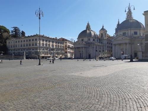 지난해 3월 11일(현지시간) 관광객 발길이 끊긴 이탈리아 로마의 포폴로 광장.연합뉴스