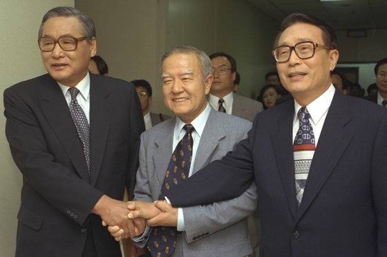 1995년 첫 민선 서울시장 선거에 출마한 후보들이 KBS 특별회견에 앞서 악수하고 있다. 좌측부터 당시 정원식 민자당 후보, 조순 민주당 후보, 박찬종 무소속 후보. [중앙포토]