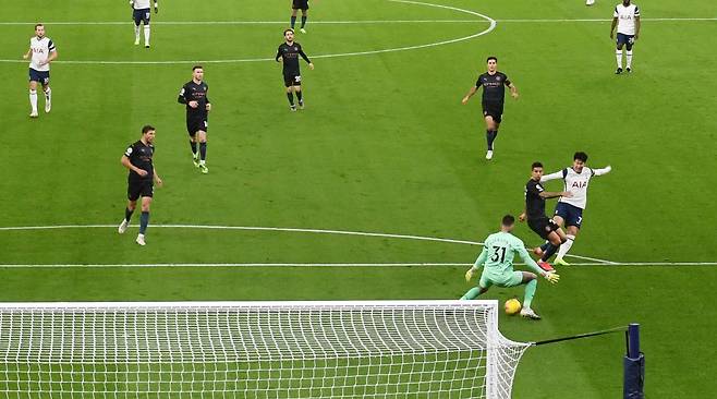 지난해 11월 맨체스터 시티를 상대로 골을 터트리는 손흥민(오른쪽). [로이터=연합뉴스]