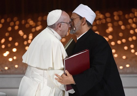 프란치스코(왼쪽) 교황과 이슬람의 영도자 아흐메드 알 타예브가 만난 모습. 두 사람은 "하나님은 모든 인간을 똑같은 권리와 의무와 품위를 지닌 존재로 창조하셨다"는 선언을 발표했다. 중앙포토