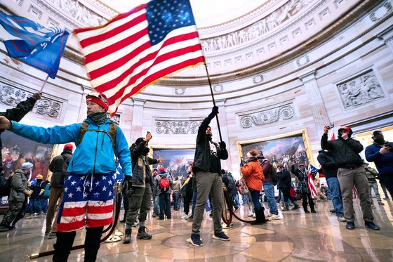 도널드 트럼프 미국 대통령을 지지하는 시위대가 6일(현지시간) 워싱턴 의사당에 난입해 회의장을 점거하는 초유의 사태가 발생했다. 사진은 의사당 로툰다 홀을 점거한 시위대. [EPA=연합뉴스]