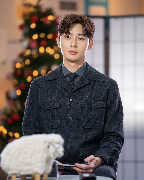 배우 박서준이 손흥민 인터뷰 질문자로 나섰다. 두 사람은 친분이 두텁다. [사진 어썸이엔티]