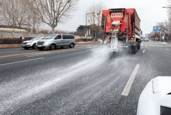 눈이 내린 12일 서울 용산구 일대에서 제설차가 제설 작업을 하고 있다. 뉴스1