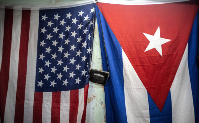 11일(현지시간) 쿠바 아바나의 한 건물 벽에 나란히 걸려 있는 미국과 쿠바의 국기. /AP연합뉴스