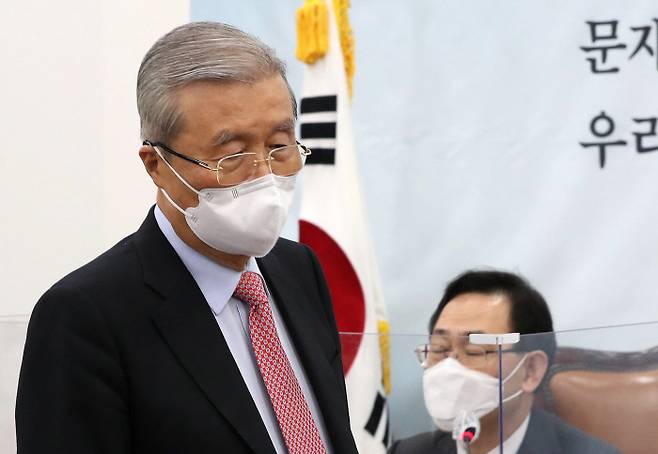 김종인 국민의힘 비상대책위원장(왼쪽)이 12일 국회에서 화상으로 열린 정책 워크숍에 참석하고 있다.  국회사진기자단