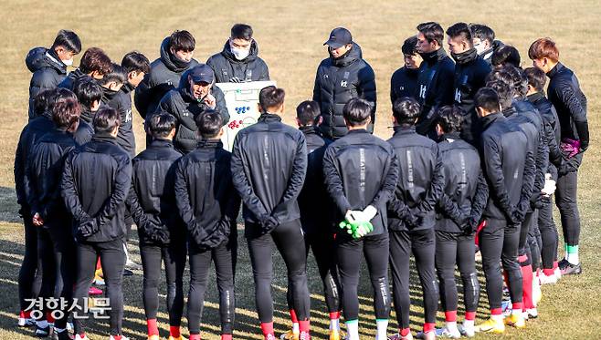 시선집중 김학범 올림픽 축구대표팀 감독(가운데)이 12일 강릉시 종합운동장에서 새해 첫 훈련을 시작하면서 선수들에게 전술을 설명하고 있다.  강릉 | 이석우 기자