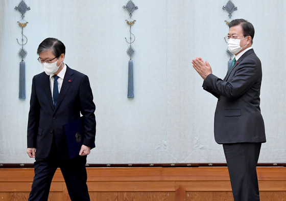 President Moon Jae-in applauds new Land Minister Byeon Chang-heum after giving him a certificate of appointment on Dec. 29 last year. The new minister faces an uphill battle to calm the overheated real estate market. [JOINT PRESS CORPS]