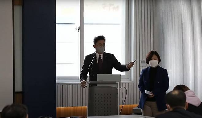 ▲ 사진=유재형 공동대표(단상 좌측), 이명희 공동대표(우측)가 간담회에서 주주들의 질의에 응답하고 있다, 솔젠트 제공