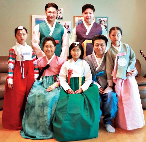 오창화 대표 부부가 2019년 자녀들과 한복을 입고 기념촬영을 한 모습. 왼쪽 시계방향으로 현서 현수 현우 현비 현지. 오창화 대표 제공