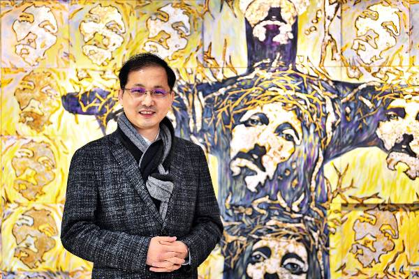 오원석 신용산교회 목사가 지난 7일 서울 용산구 교회 지하 1층 예배당 입구 옆에 걸린 그림 앞에서 포즈를 취했다. 사진 촬영을 위해 잠시 마스크를 벗었다. 신석현 인턴기자