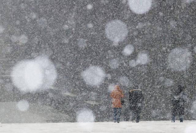 12일 오후 서울 서대문구 이화여자대학교 교정에 눈이 내리고 있다. 연합뉴스
