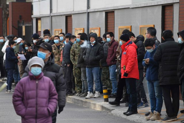 중국 베이징의 한 주민센터에 마련된 코로나19 백신 접종소 앞에 12일 사람들이 길게 줄을 서 있다. 중국 보건당국은 인구 대이동이 일어나는 최대 명절 춘절을 앞두고 베이징과 상하이, 선전 등 주요 도시의 의료진 및 세관, 공공 운수 종사자를 대상으로 대규모 백신 접종을 시행하고 있다. AFP연합뉴스