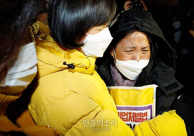 ▲ 강은미 정의당 원내대표, 고 김용균 씨 어머니 김미숙 씨가 지난 1월8일 서울 여의도 국회 본관 앞에서 열린 중대재해기업처벌법 제정 촉구 단식농성 해단식에서 포옹하고 있다. 사진=민중의소리/공동취재사진