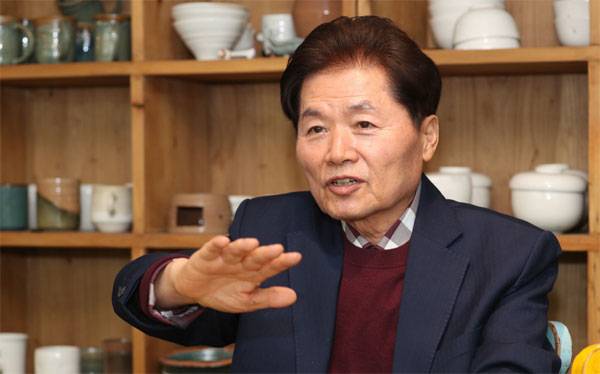 김병원 전 농협중앙회 회장(68)이 서울 한국벤처농업포럼 사무국에서 진행된 인터뷰에서 한국 농업에 대한 소회를 밝히고 있다. 그는 퇴임 후 13개월여간 전국 곳곳을 돌아보면서 우리 농업에서 해결해야 할 가장 고질적인 문제가 무엇인지 고민을 많이 했다고 말했다. [이승환 기자]