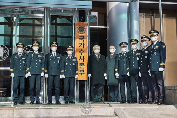 김창룡 경찰청장(왼쪽에서 4번째)이 지난 4일 서울 서대문구에 위치한 경찰청에서 박정훈 국가경찰위원회 위원장(왼쪽에서 5번째)이 참석한 가운데 국가수사본부 현판식을 개최했다. [사진 제공 = 경찰청]