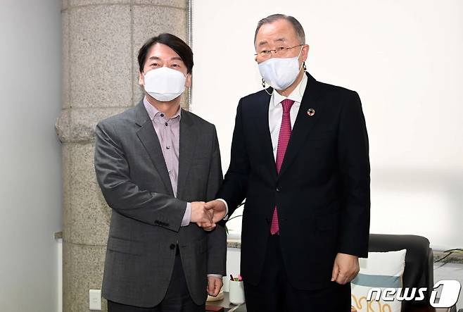 안철수 국민의당 대표(왼쪽)와 반기문 전 UN 사무총장이 12일 서울 종로구 '보다나은미래를위한 반기문재단'에서 만나 악수를 하고 있다. /사진=뉴스1