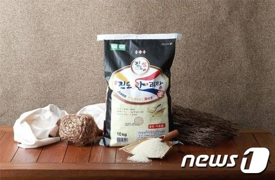 전남 진도에서 생산된 쌀이 국내 대형 리조트인 소노호텔&리조트(대명 쏠비치 리조트)에 납품된다.올해부터 매월 11톤씩 연간 140여톤(6억원 상당)의 진도 아리랑 쌀이 소노호텔&리조트 본점을 포함한 전국 22개 리조트에 납품될 예정이다./뉴스1