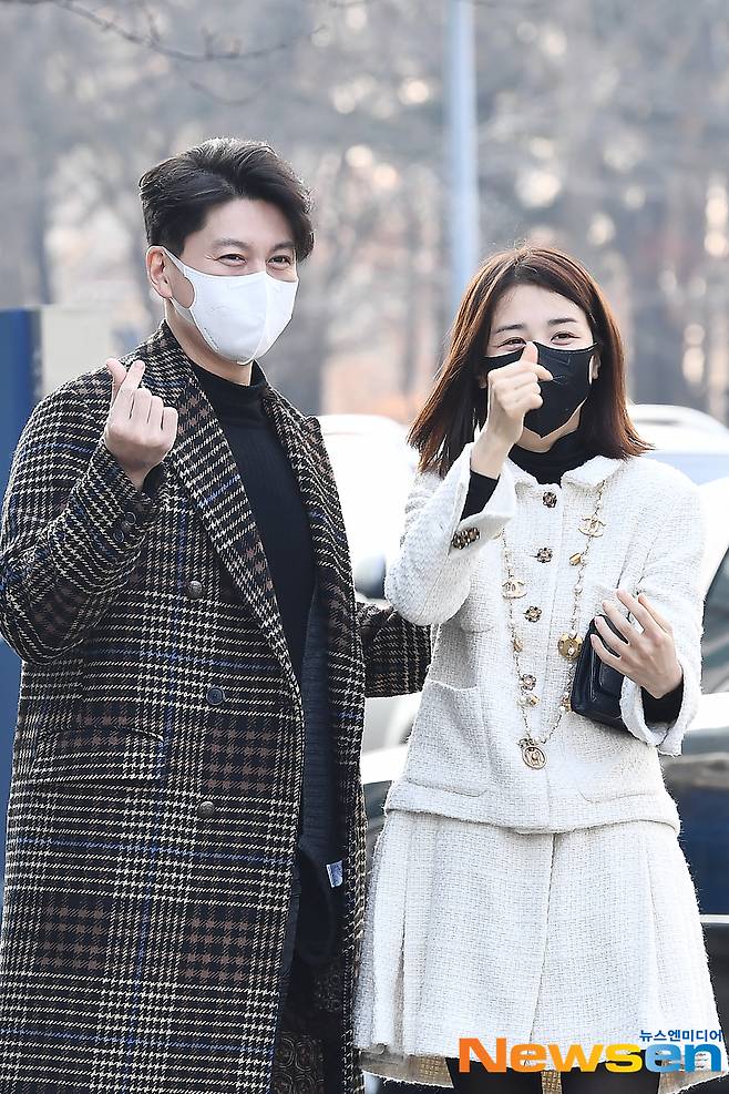 Actors Ryu Soo-young and Park Ha-sun are entering the office building to host SBS Power FM Park Ha-suns Cine Town held at SBS Mok-dong, Yangcheon-gu, Seoul on January 12.