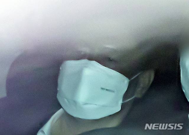 [서울=뉴시스] 박민석 기자 = 윤석열 검찰총장이 지난 11일 오후 서울 서초구 대검찰청으로 들어서고 있다. 2021.01.11. mspark@newsis.com