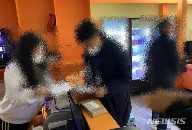 [제주=뉴시스] 업소를 방문해 방역수칙 준수여부 점검을 하고 있는 제주도 현장기동감찰팀.(제주도 제공)