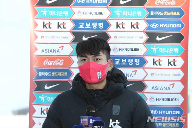 [강릉=뉴시스] 김유나 기자 = 정태욱 축구 올림픽대표팀 주장이 12일 오후 강원 강릉시 강릉종합운동장에서 도쿄올림픽 출전을 앞두고 열린 1차 국내 훈련에서 기자들의 질문에 답변하고 있다. 2021.01.12. kuna624@newsis.com