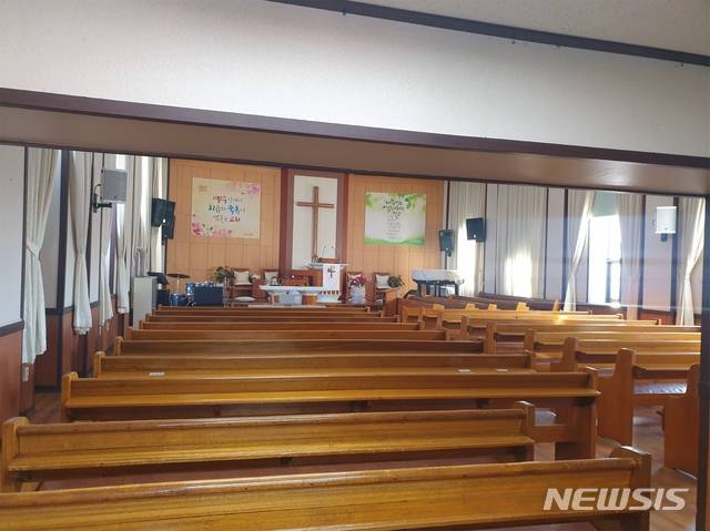 [예산=뉴시스]예산지역 한 교회의 예배당이 비대면 예배로 텅 비어 있다. (사진=예산군 제공)