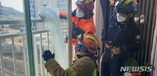 [울산=뉴시스] 박수지 기자 =강추위가 이어진 지난 11일 울산 북구 송정동 한 아파트에 생긴 대형 고드름을 소방당국이 제거하고 있다. 2021.01.12.(사진=북부소방서 제공) photo@newsis.com