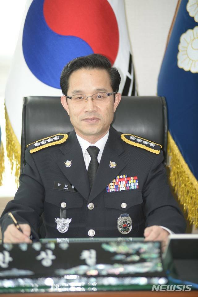 [포항=뉴시스] 강진구 기자 = 경북 포항해양경찰서는 신임 한상철(54·사진) 서장이 12일 오전 취임식을 갖고 본격적인 업무에 들어갔다고 밝혔다.(사진=포항해양경찰서 제공) 2021.01.12.photo@newsis.com
