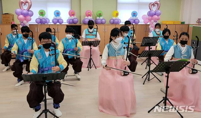 [청주=뉴시스] 인진연 기자 = 상촌초등학교 졸업생들이 코로나19에 따른 비대면 졸업의 아쉬움을 해금 연주에 담아 랜선 연주회를 펼치고 있다. (사진=상촌초 제공) 2021.01.12 photo@newsis.com