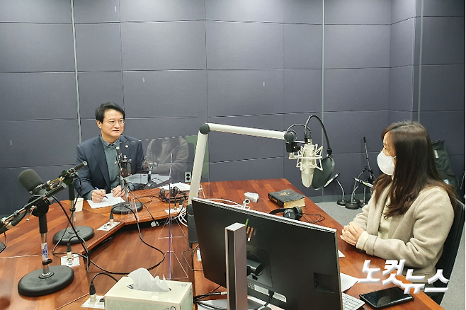 원창묵 원주시장이 강원CBS 시사프로그램 <위클리 오늘>에 출연해 인터뷰에 응하고 있다. 강민주PD