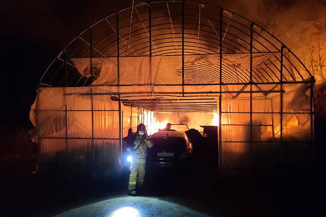 영덕지역 비닐하우스에서 시작된  불이 인근 야산으로 옮겨붙었으나 1시간여만에 진화됐다. 영덕군 제공