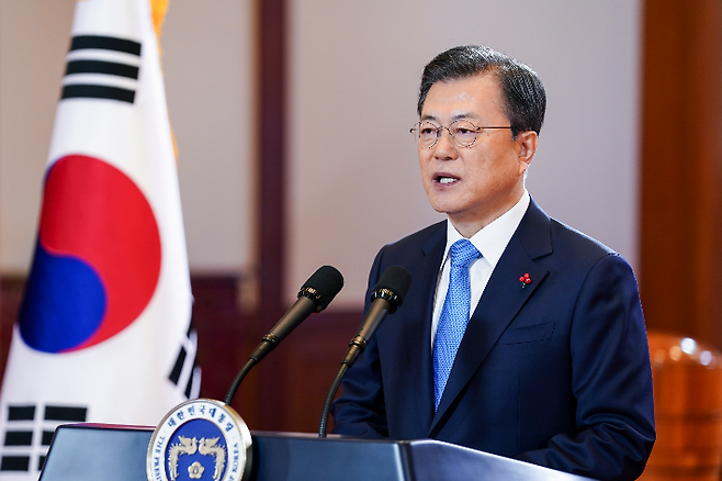 문재인 대통령이 지난 11일 청와대에서 신년사를 하고 있다. 연합뉴스