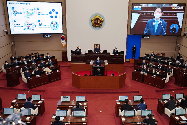 도의회서 연설 중인 김경수 지사. 경남도청 제공