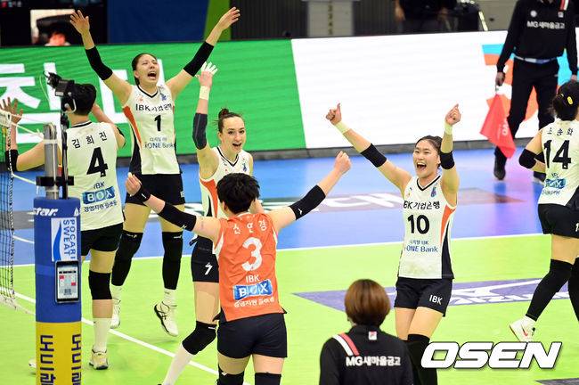 [OSEN=수원, 조은정 기자]5세트 IBK기업은행 선수들이 득점에 환호하고 있다. /cej@osen.co.kr