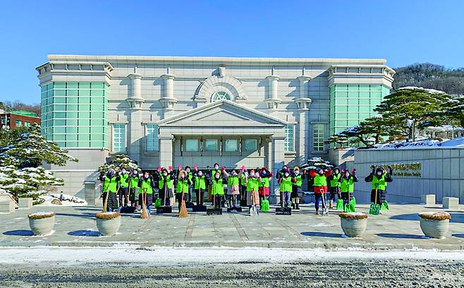 하나님의교회 신자들이 성남 분당구 이매동 일대에서 제설봉사를 한 뒤 기념사진을 찍고 있다. 이번 봉사는 서울, 경기를 비롯한 수도권과 6대 광역시, 강원, 충청, 경상, 전라 등 각지에서 전방위적으로 이뤄졌다.