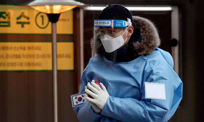 서울 중구 서울광장 임시선별진료소에서 육군 현장지원팀원이 핫팩으로 손을 녹이고 있는 모습. 뉴시스