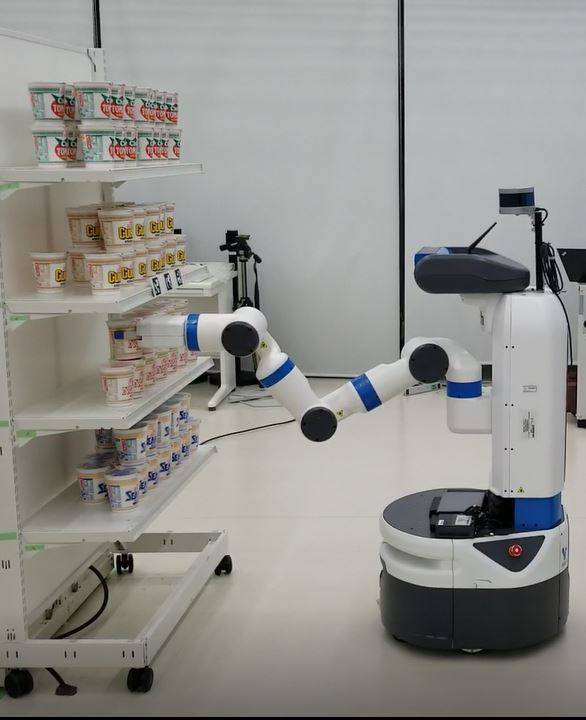 인공지능(AI) 로봇이 고객 요청에 따라 진열대에서 컵라면을 가져오는 연습을 하고 있다. 도쿄=김청중 특파원