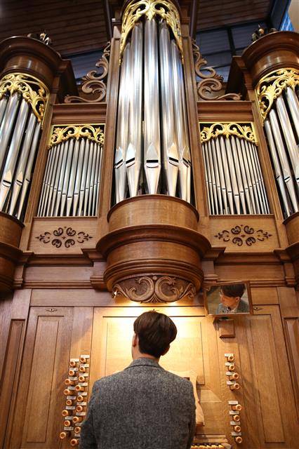 “파이프 오르간과 생황의 궁합이 잘 맞았던 경험 이후 오르간과 전통악기의 협업에 자신감이 생겼다”는 오르가니스트 신동일 연세대 교수가 오는 27일 국립국악관현악단과의 협연으로 동서양 선율의 조화를 제대로 보여 준다. 사진은 서울 서대문구 연세대 캠퍼스 내 루스채플에서 파이프 오르간을 연주하는 신 교수의 모습.신동일 교수 제공