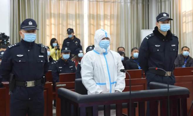 中 악명 높은 연쇄 살인범, 전신 방호복 입고 재판 출석