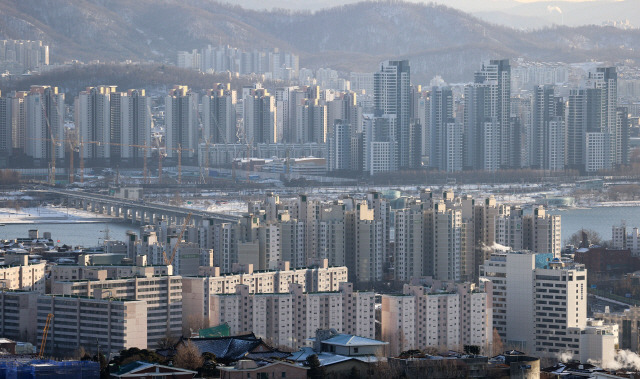 서울 남산에서 바라본 시내 아파트의 모습./연합뉴스